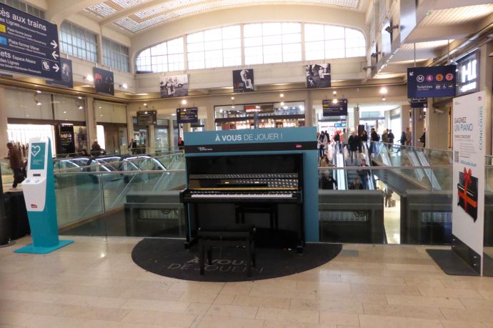 Frei nutzbare Klaviere stehen jetzt wirklich überall rum. Ich bin immer wieder erstaunt, wieviele Menschen noch Klavier spielen können und das in einem Bahnhof auch tun.
