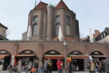 Heilig-Geist-Kirche und Viktualienmarkt.